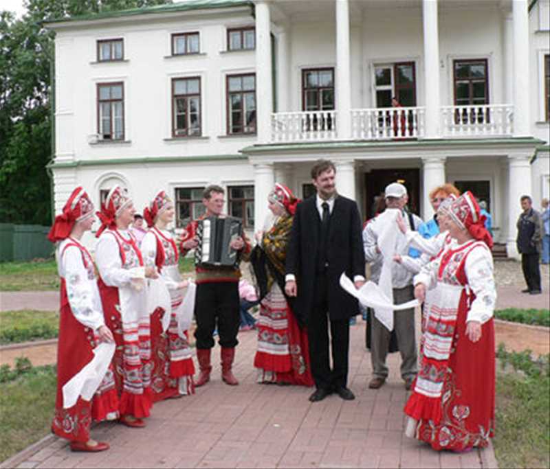 Погода некрасовское. Некрасовский праздник в Карабихе. Некрасовский праздник поэзии в Карабихе. Некрасовский фестиваль в Карабихе. Мемориал Некрасова к в в Плесе 2015.