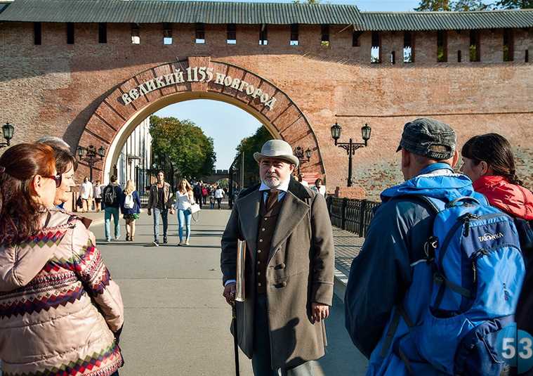 Понравилась экскурсия. Экскурсия со статским советником Великий Новгород. Экскурсовод Кремль Великий Новгород. Великий Новгород Кремль люди. Экскурсия по Кремлю Великого Новгорода.